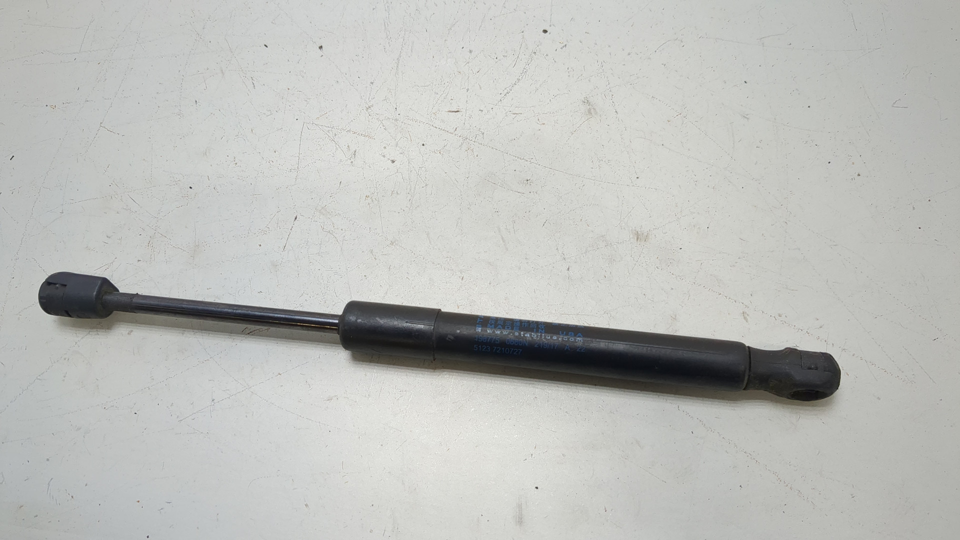 Амортизатор капота