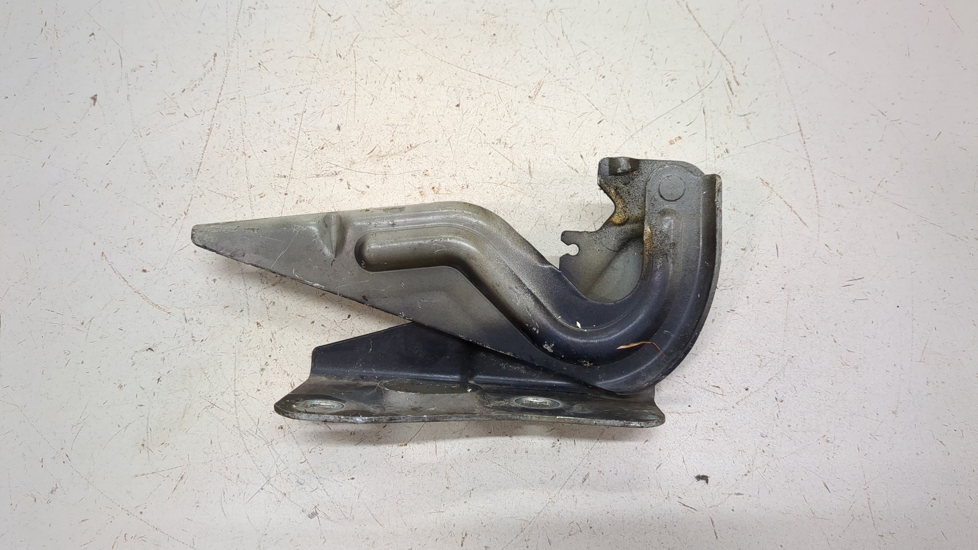 Петля капота левая