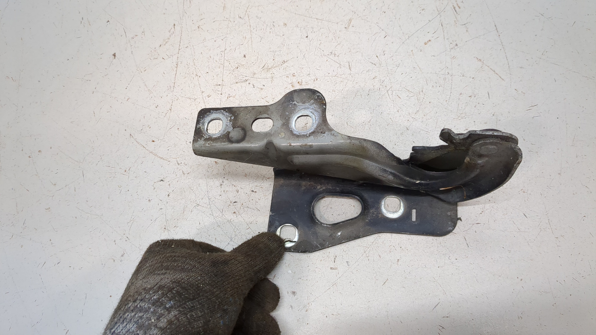 Петля капота левая