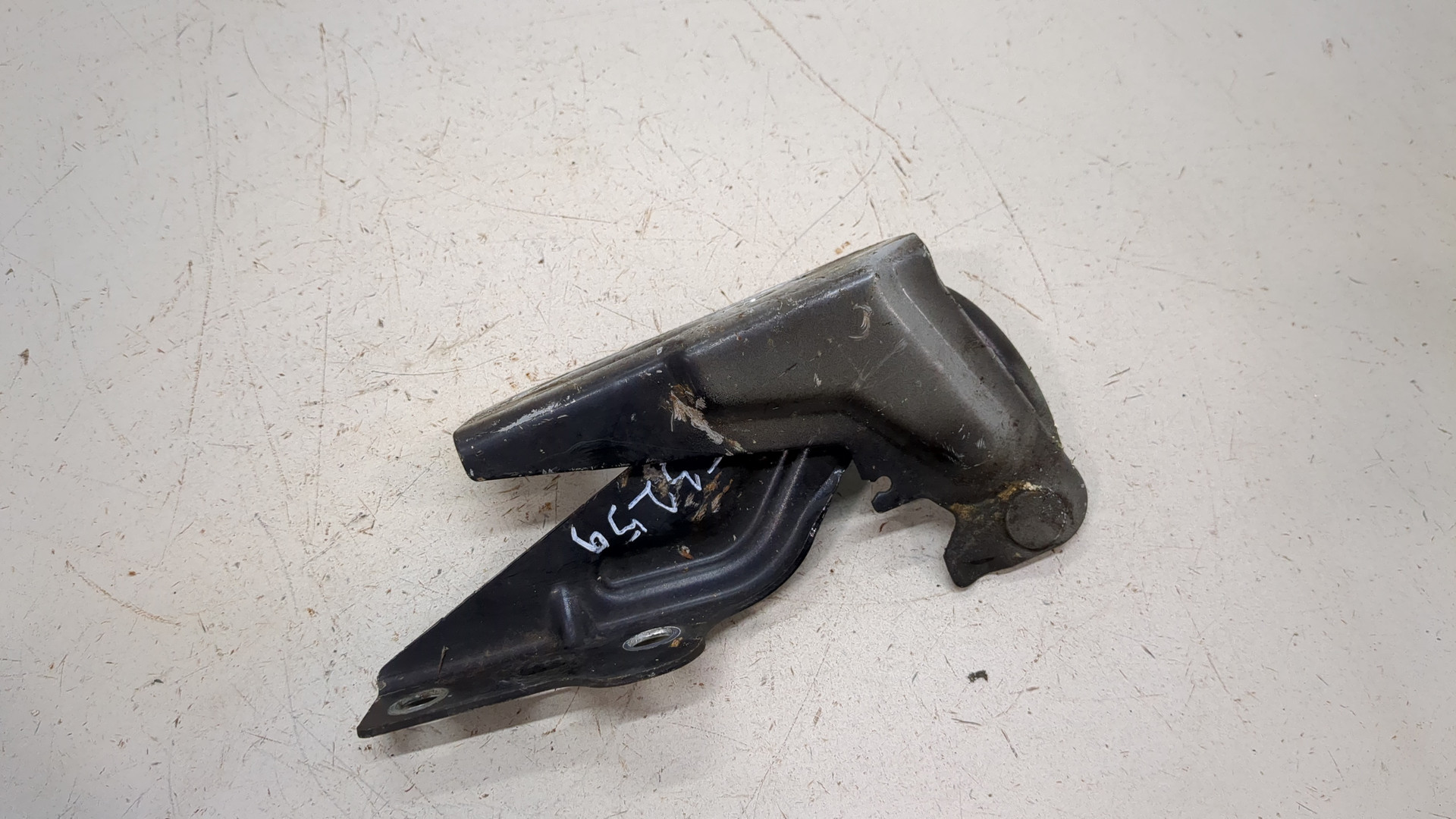 Петля капота левая