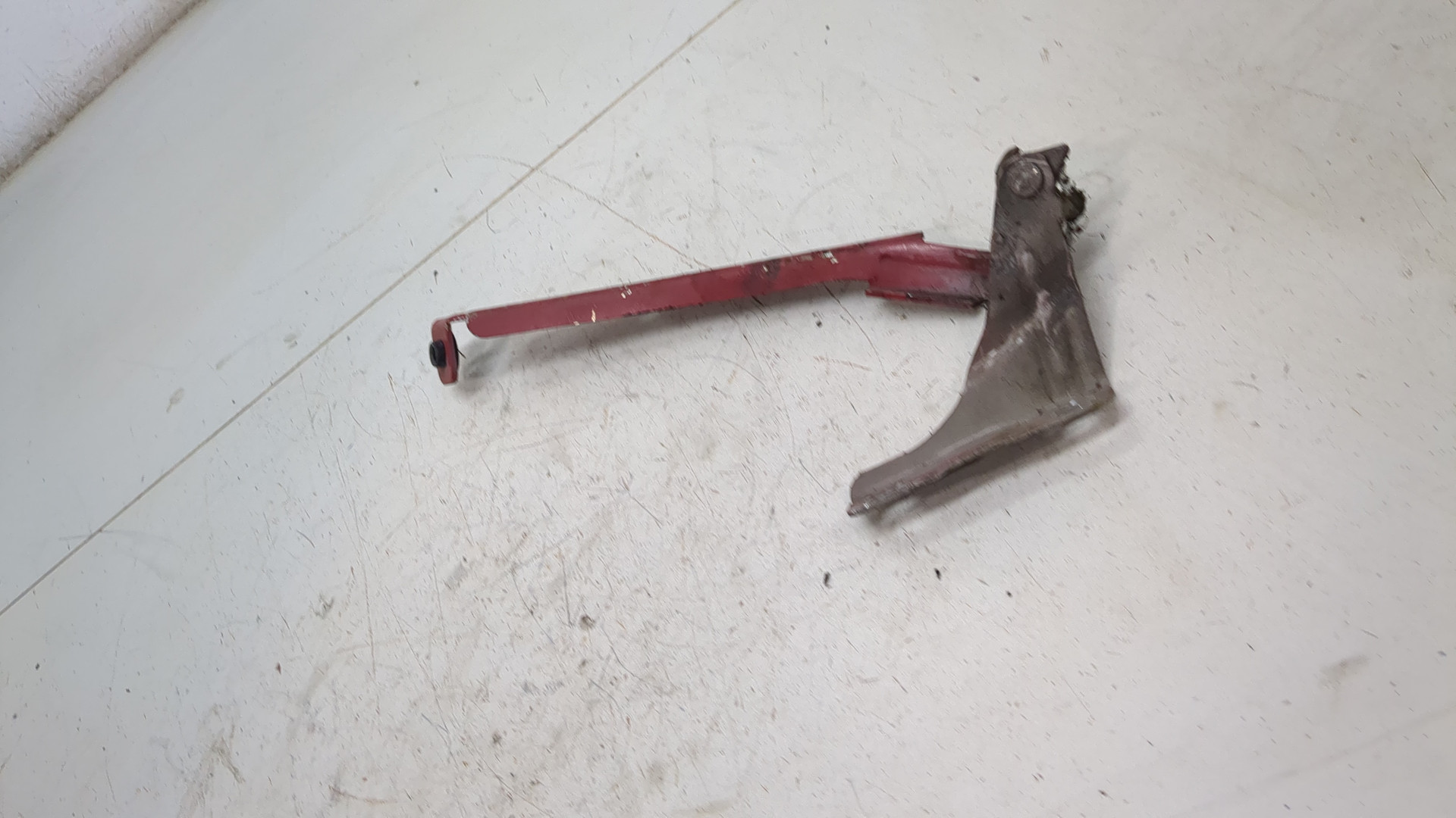 Петля капота левая