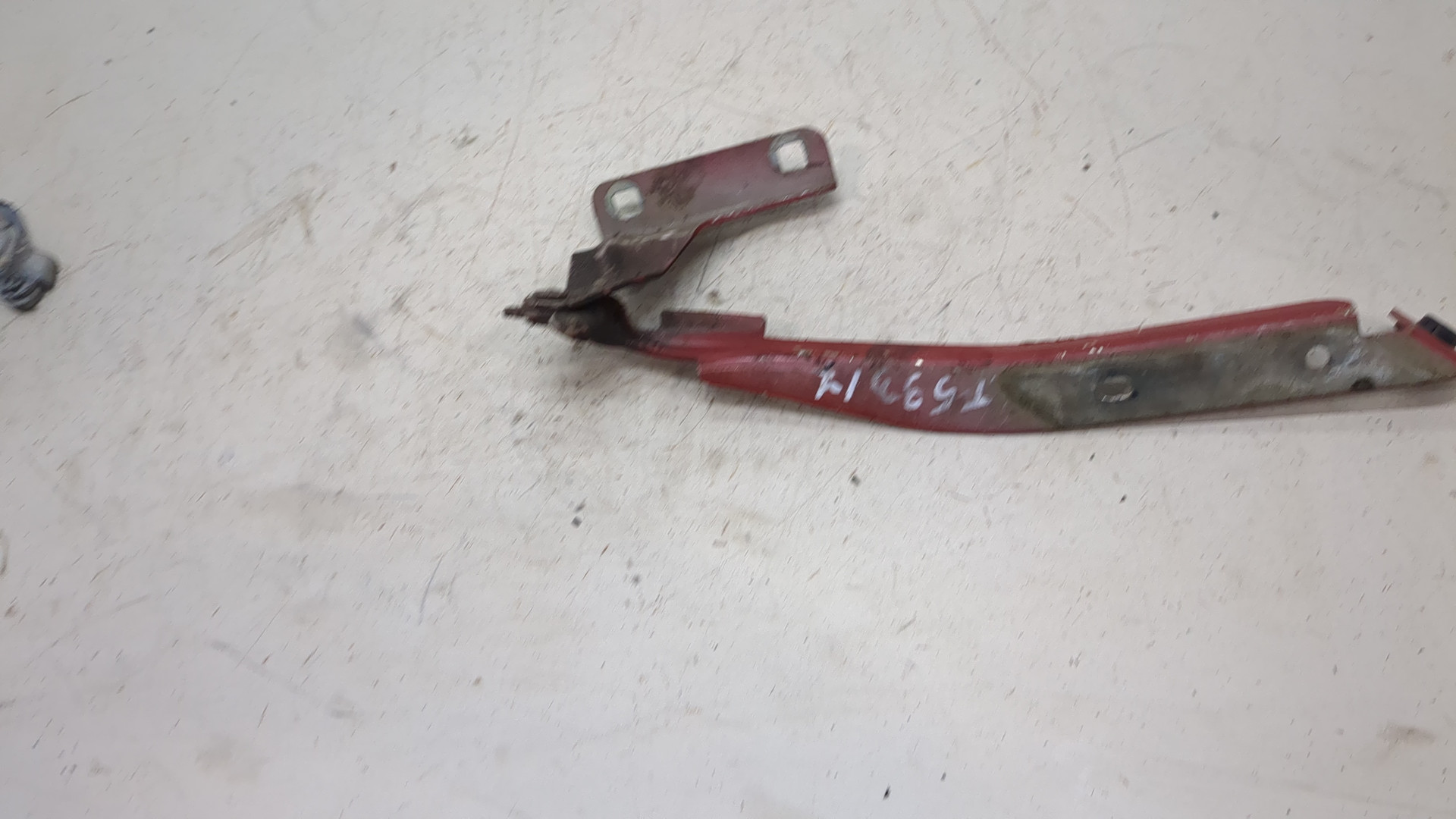 Петля капота левая