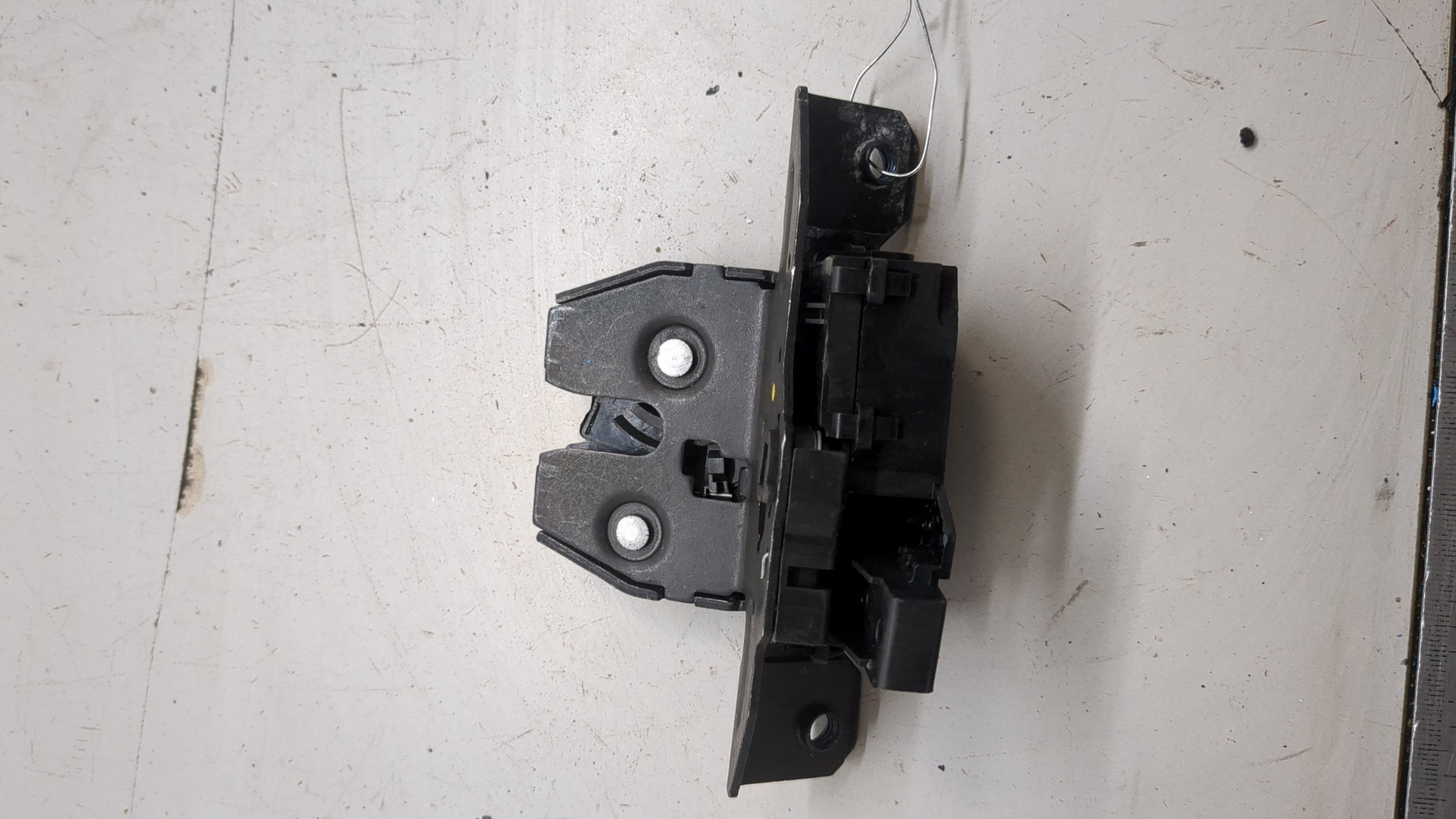 Замок багажника