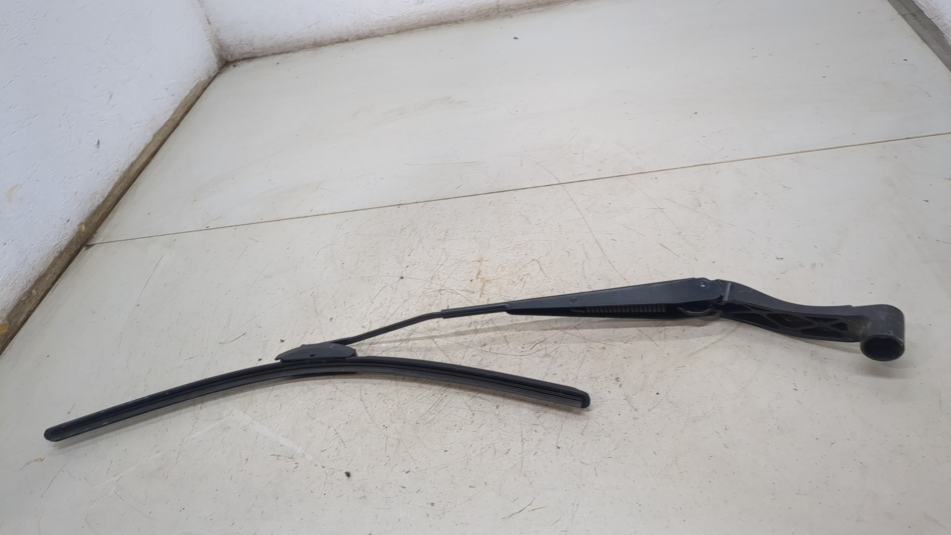 Поводок стеклоочистителя передний левый