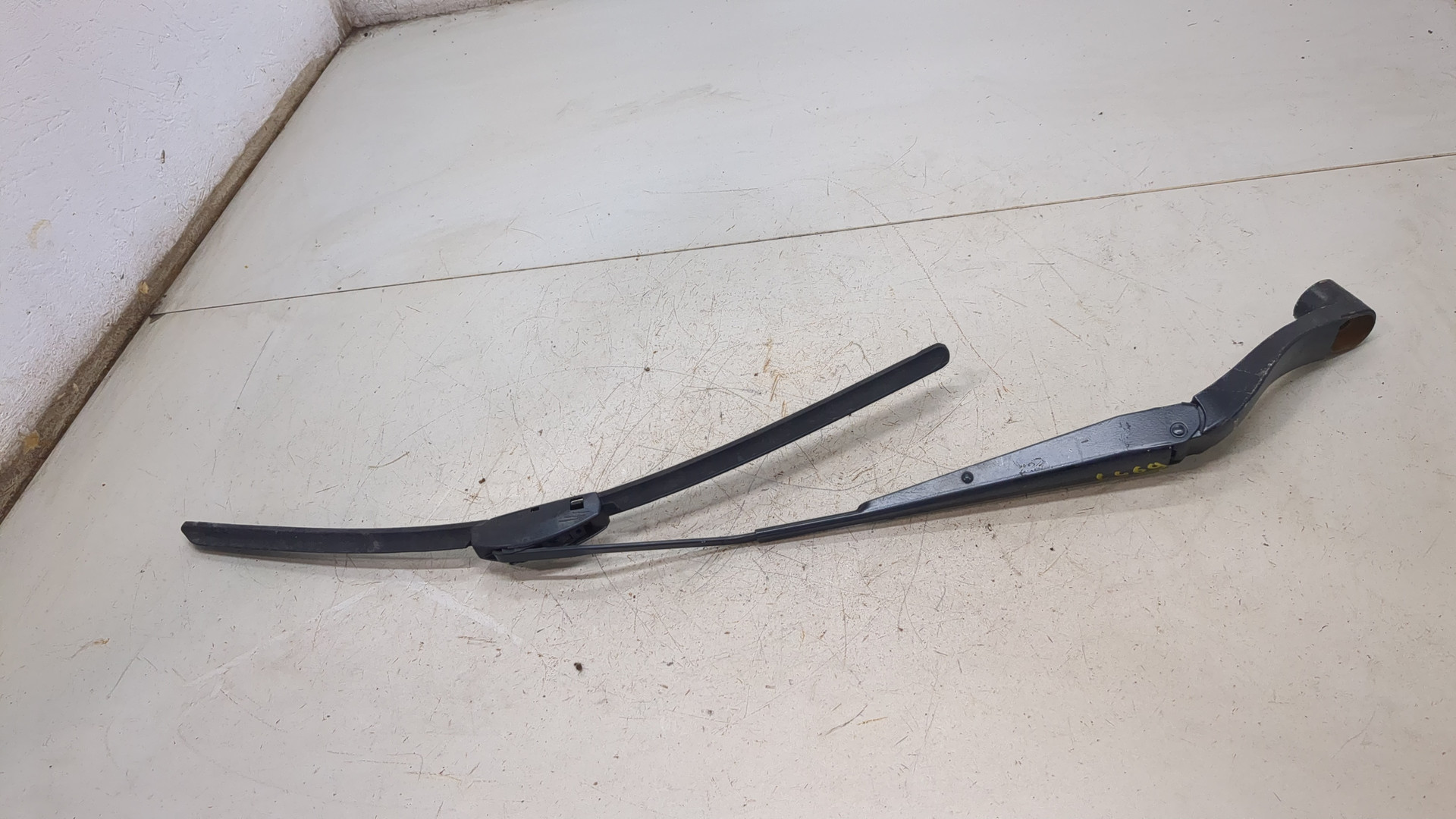 Поводок стеклоочистителя передний левый