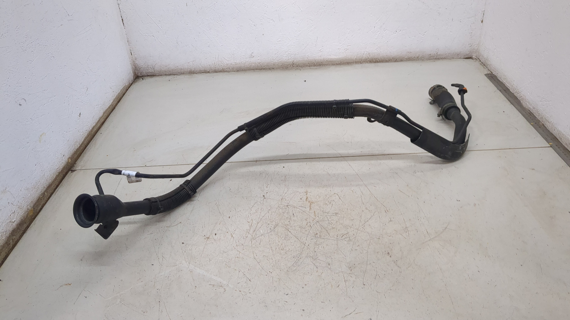 Горловина топливного бака