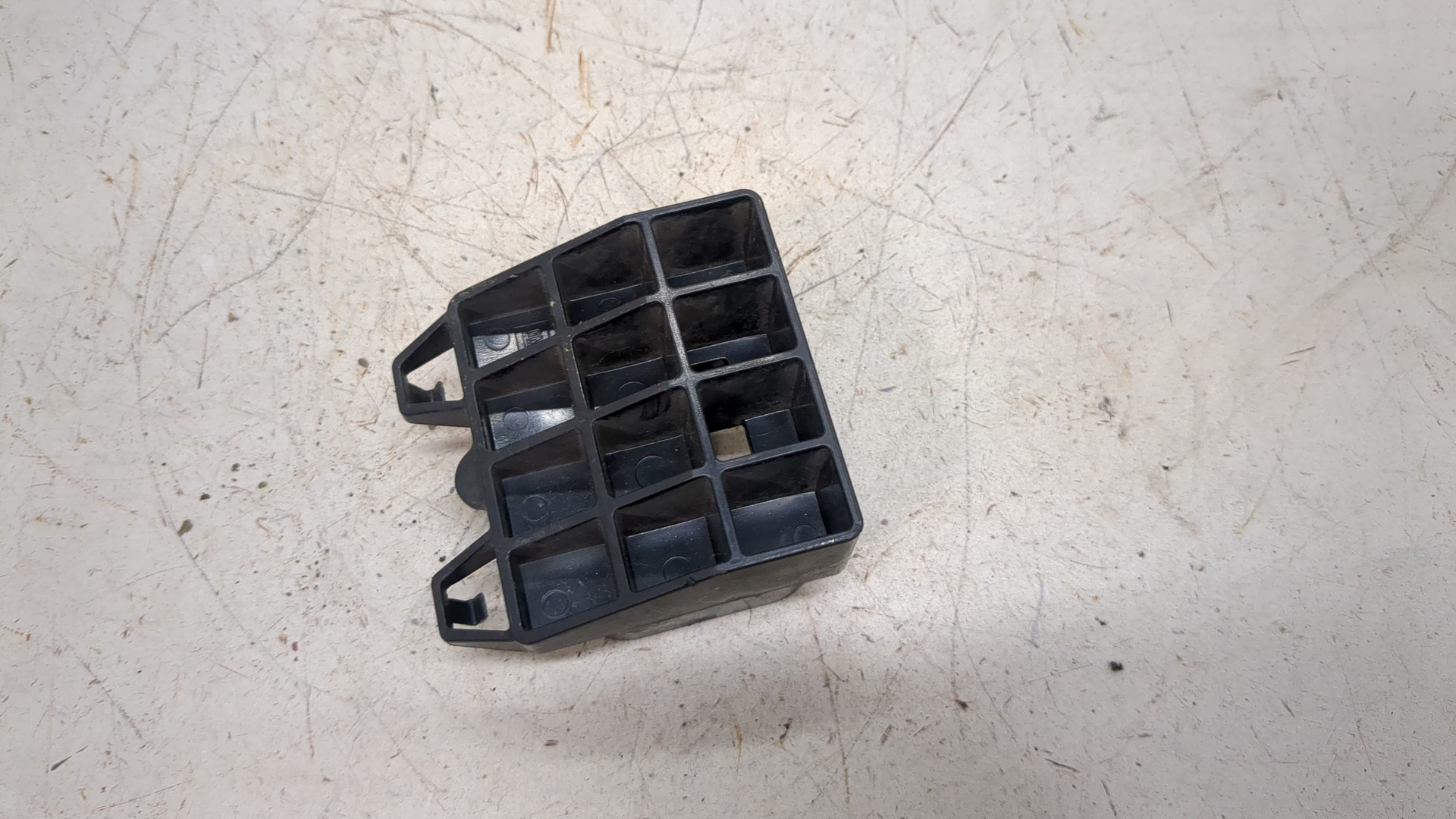 Кронштейн заднего бампера