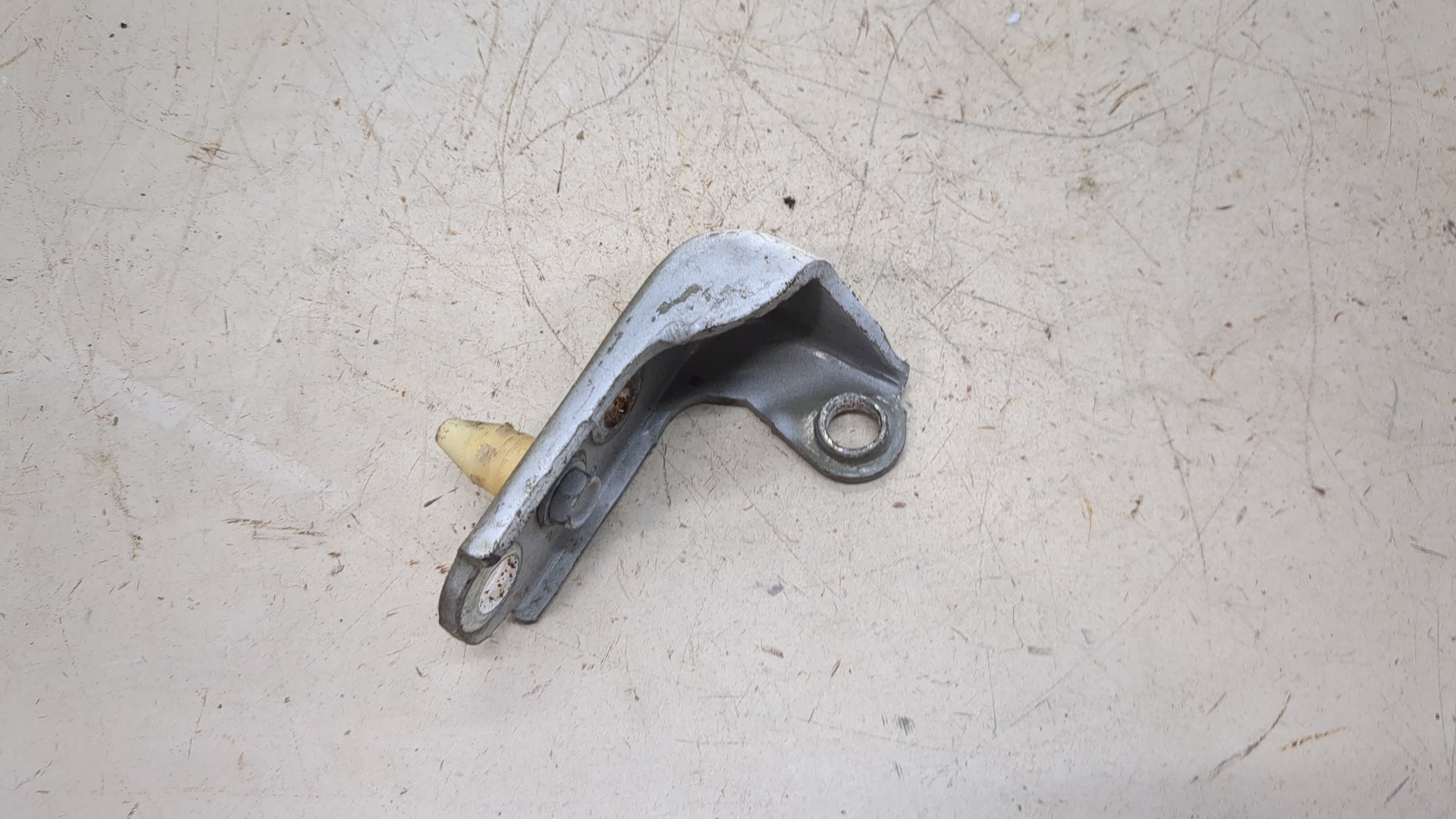 Петля двери