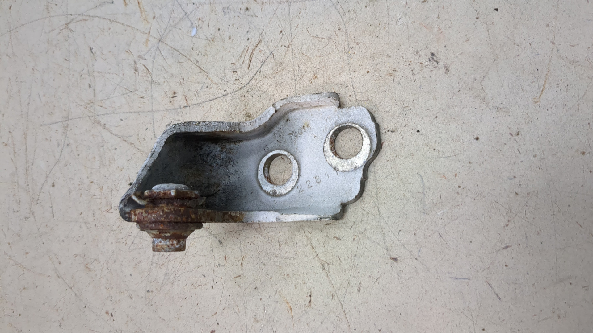 Петля двери