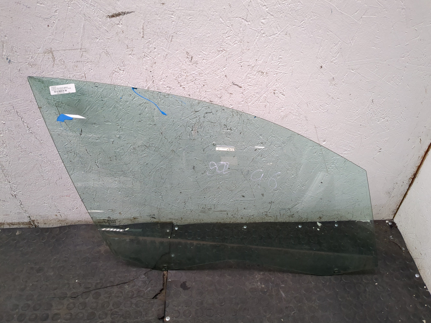 Стекло двери передней правой