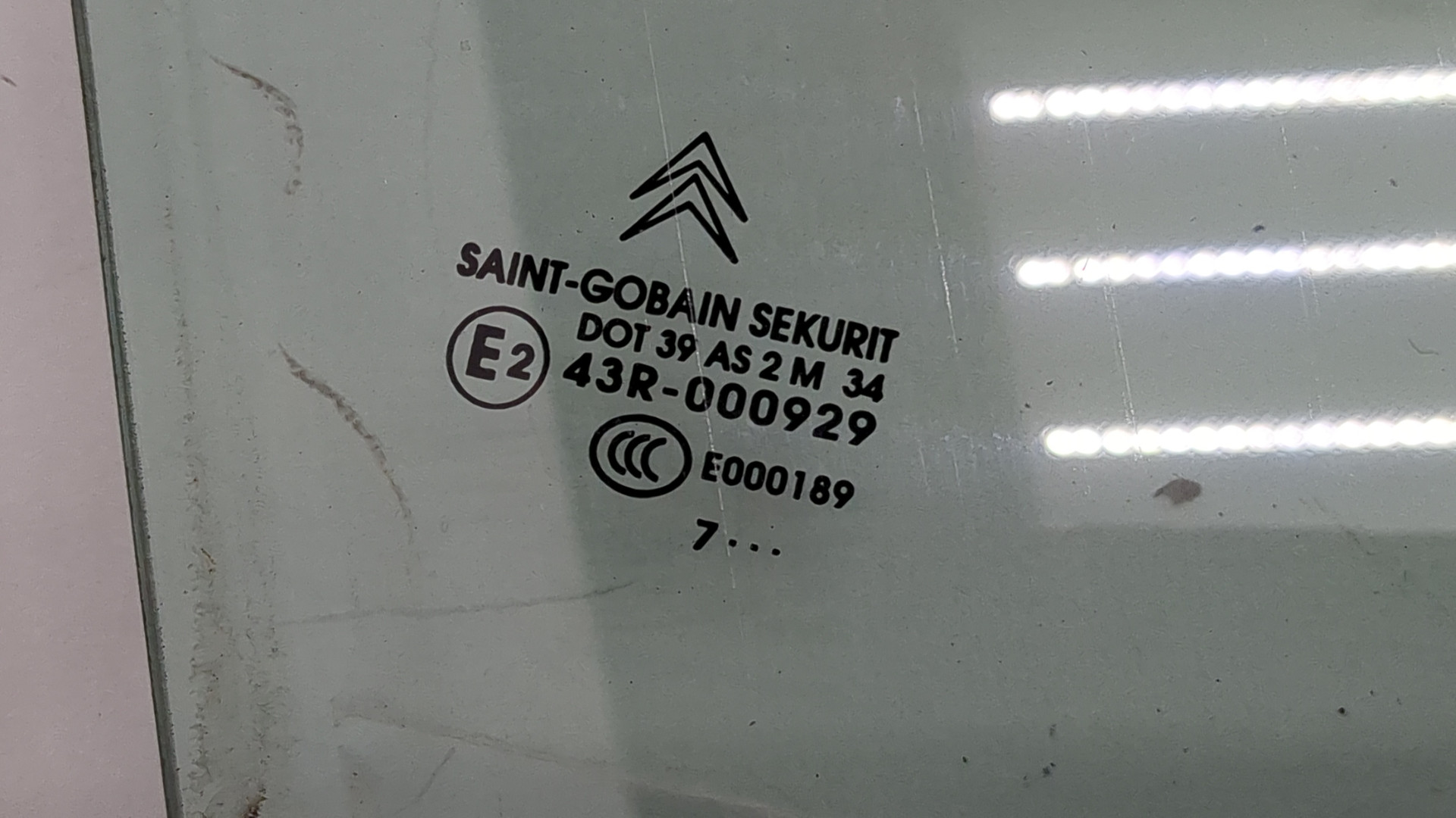 Стекло двери передней правой