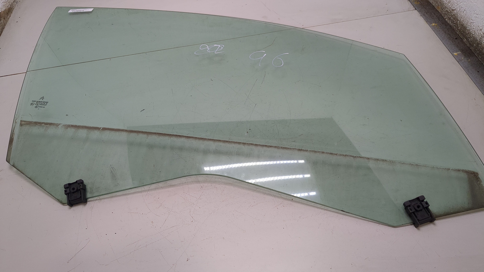 Стекло двери передней правой