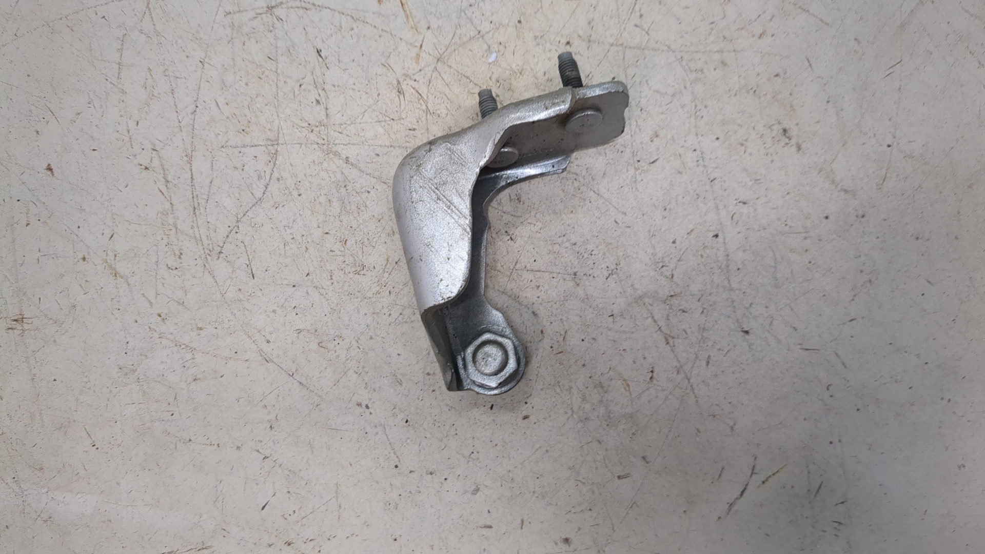 Петля двери