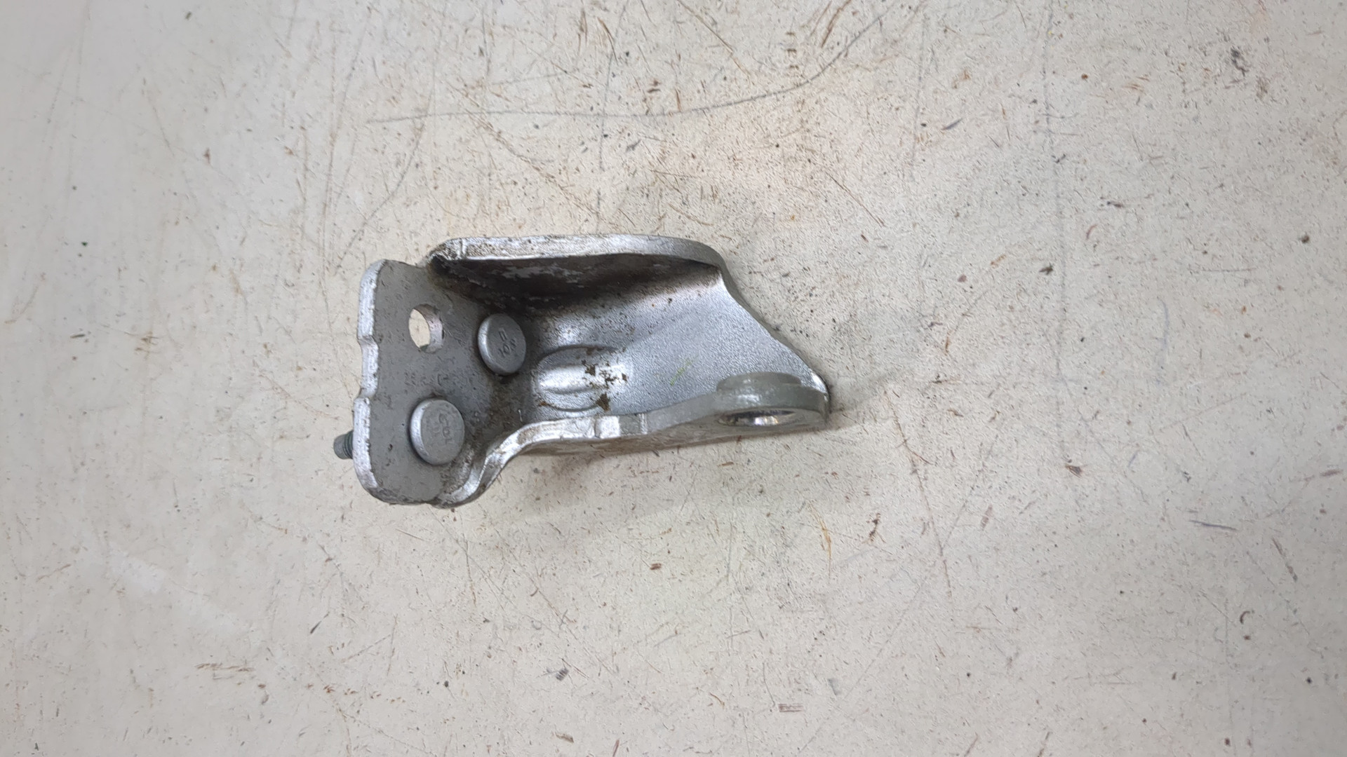 Петля двери