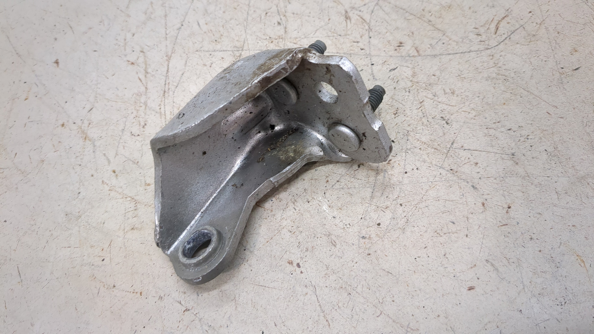 Петля двери