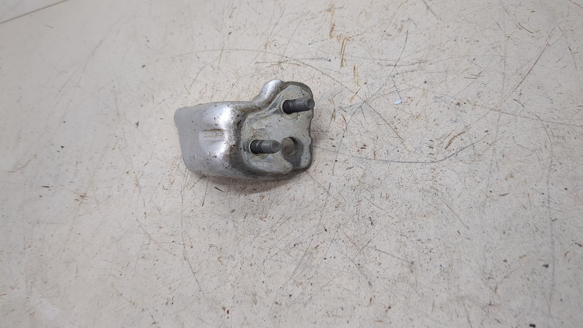 Петля двери