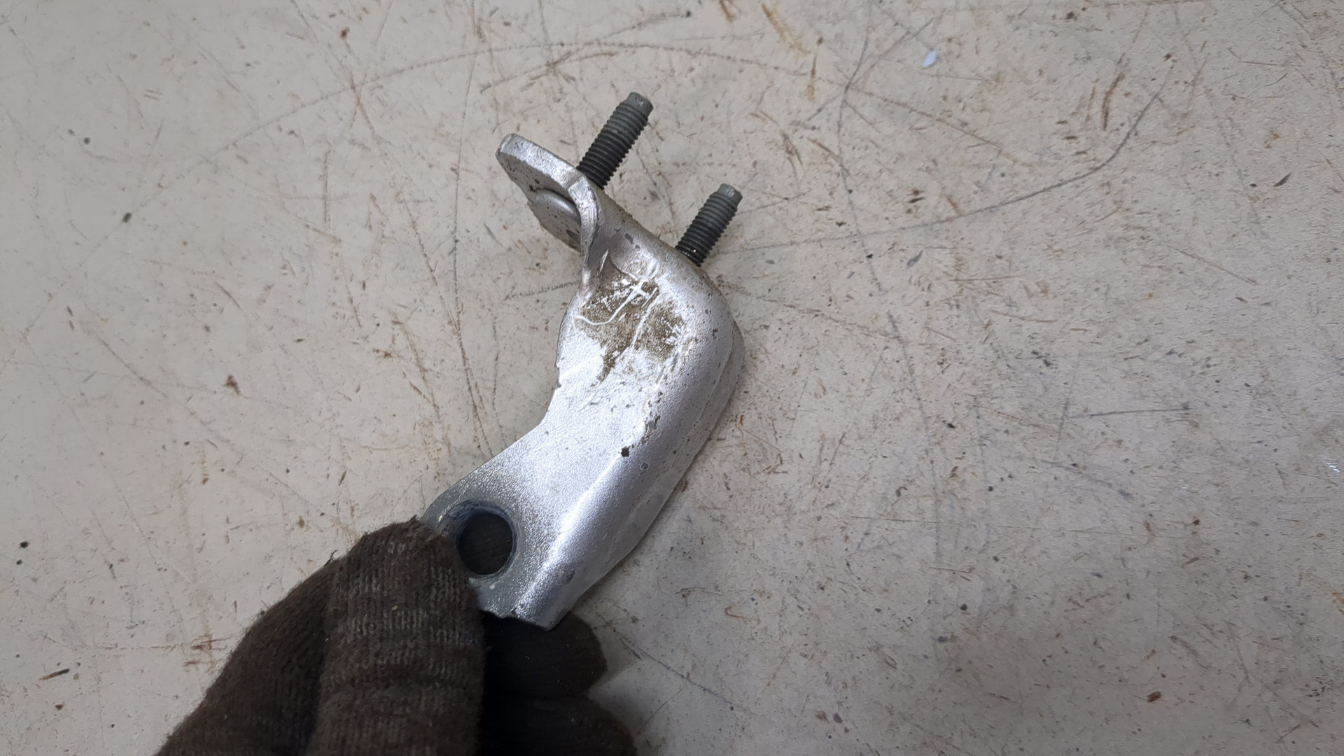 Петля двери