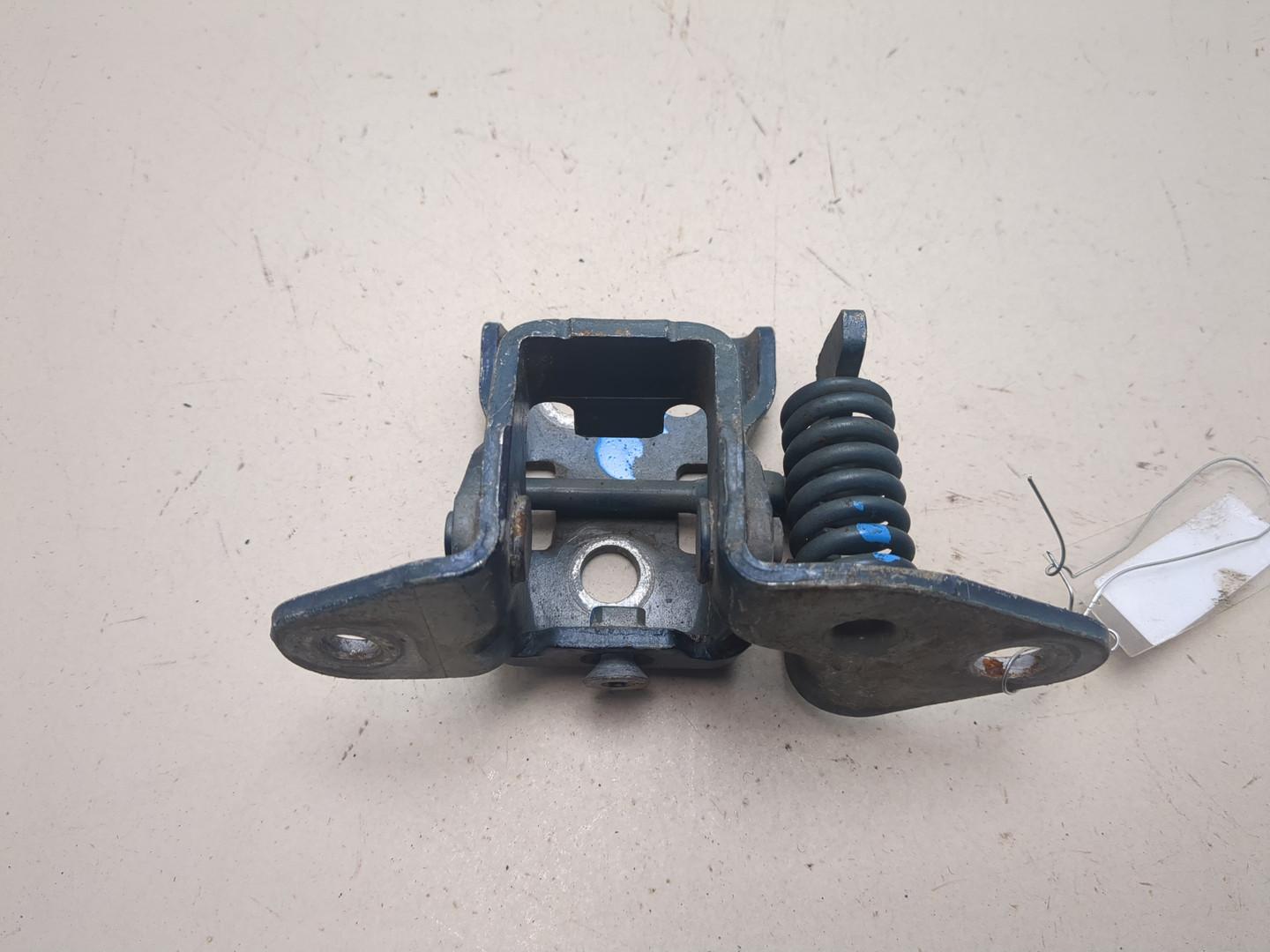 Петля двери