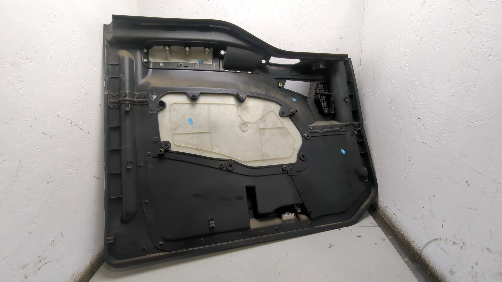 Обшивка двери передней правой