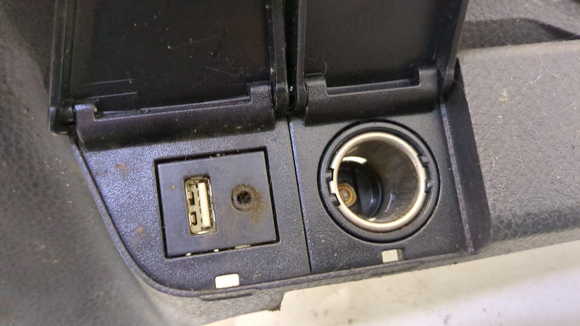 Гнездо AUX / USB IN