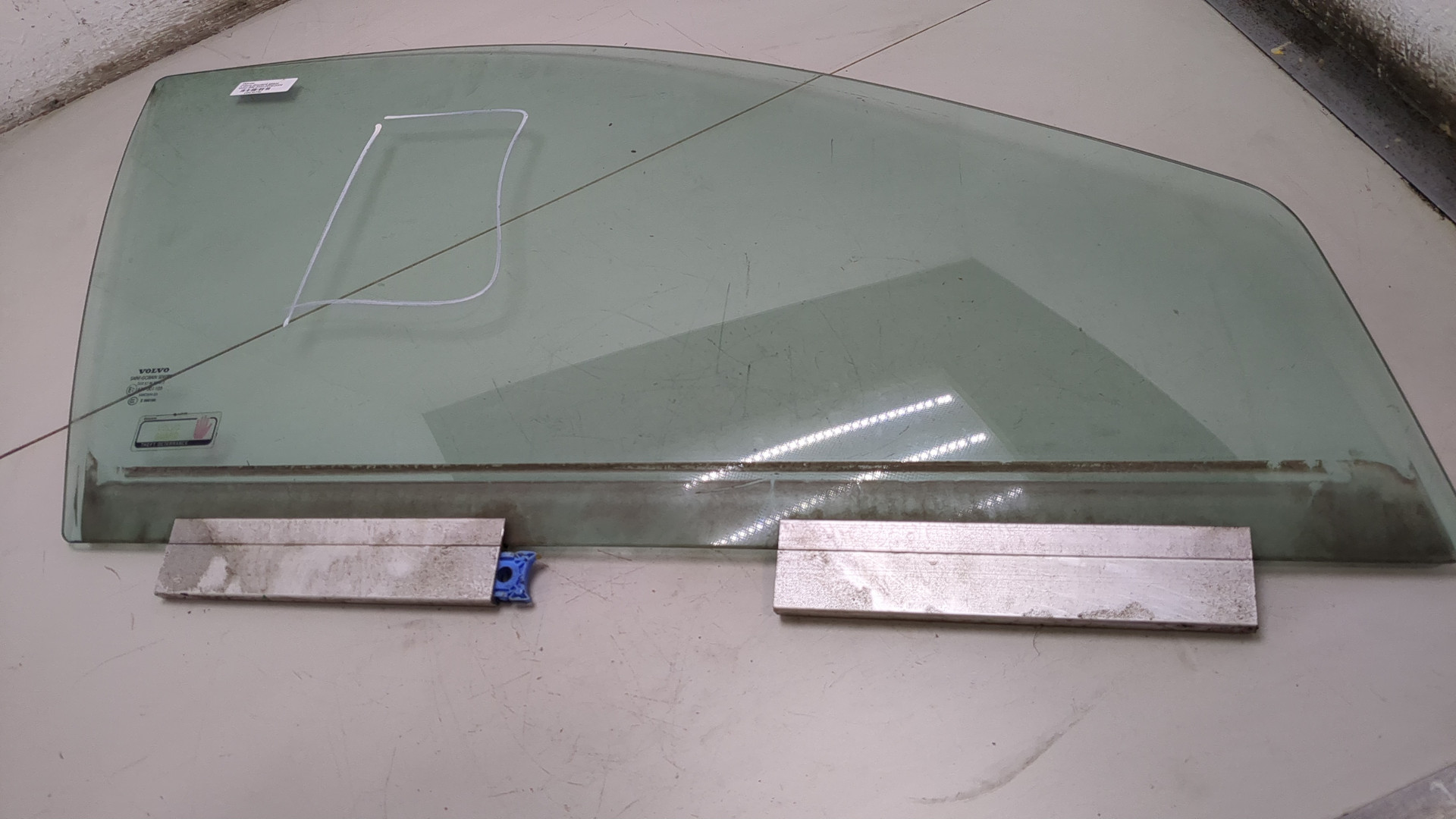 Стекло двери передней правой