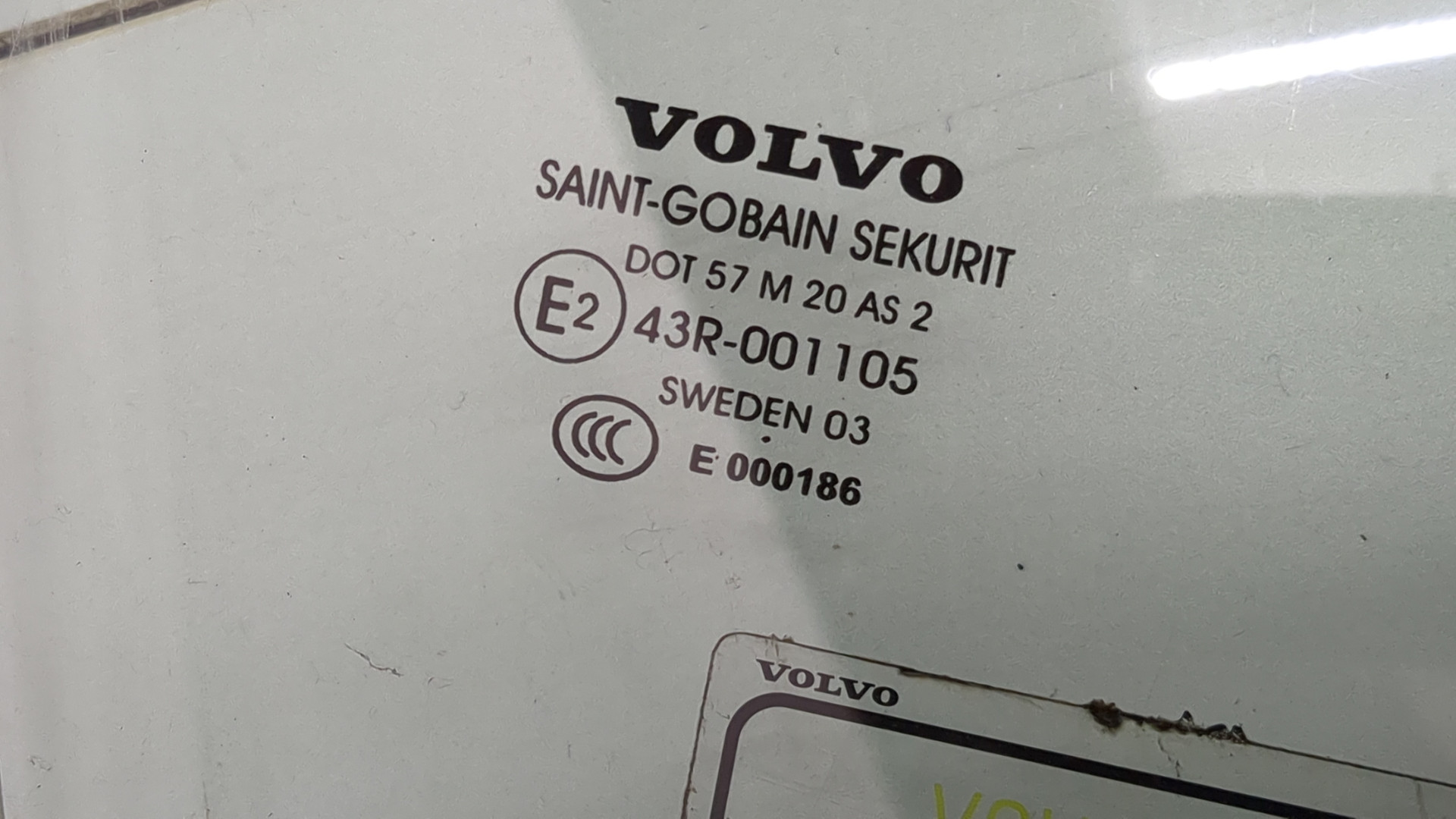 Стекло двери передней правой