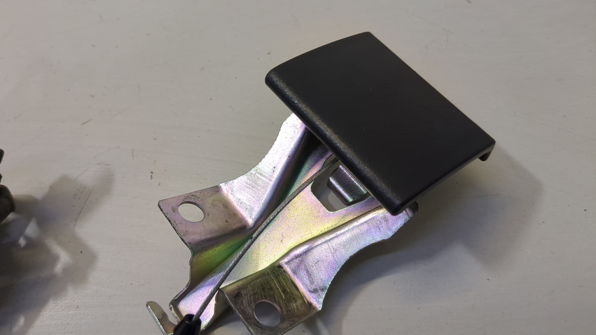 Замок капота