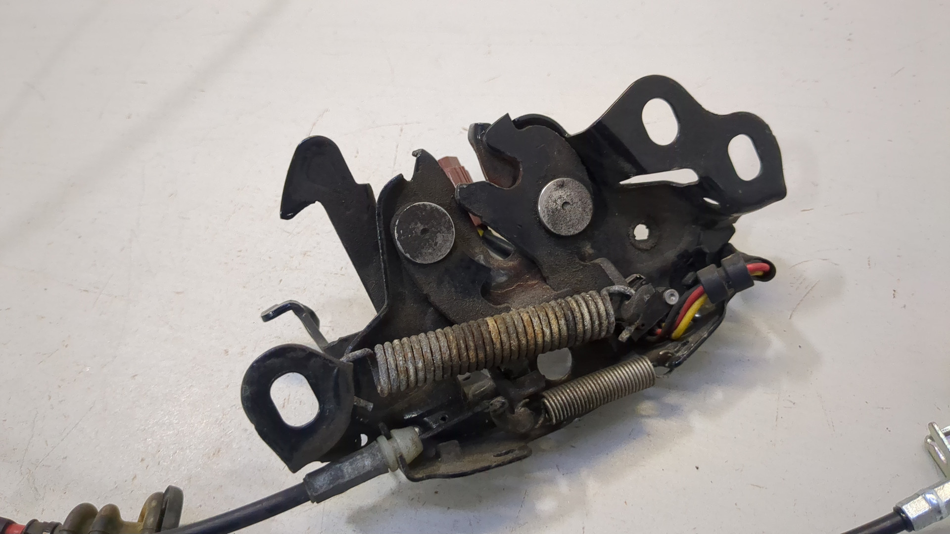 Замок капота