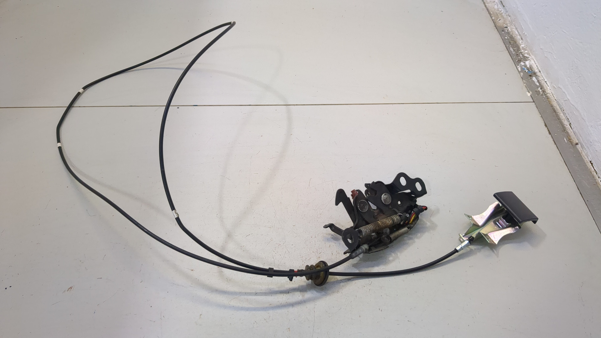 Замок капота