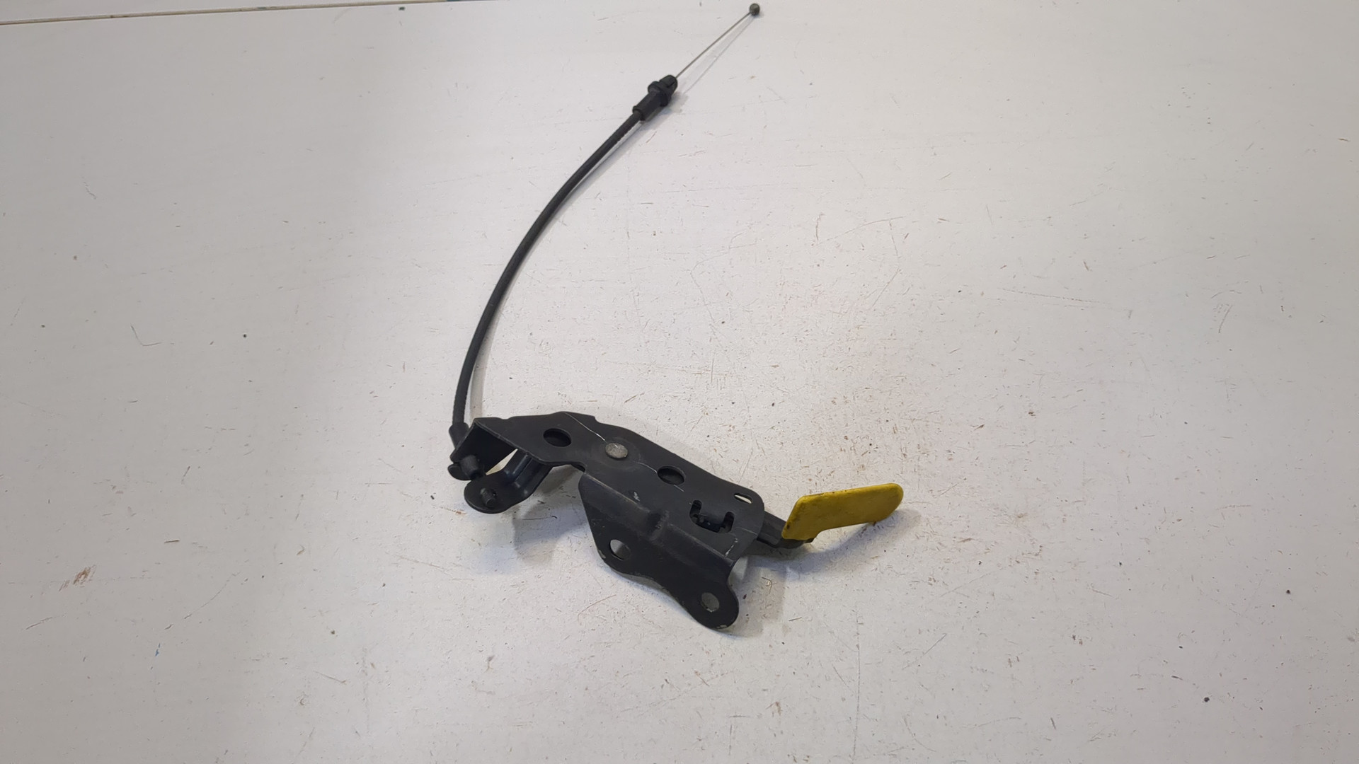 Замок капота