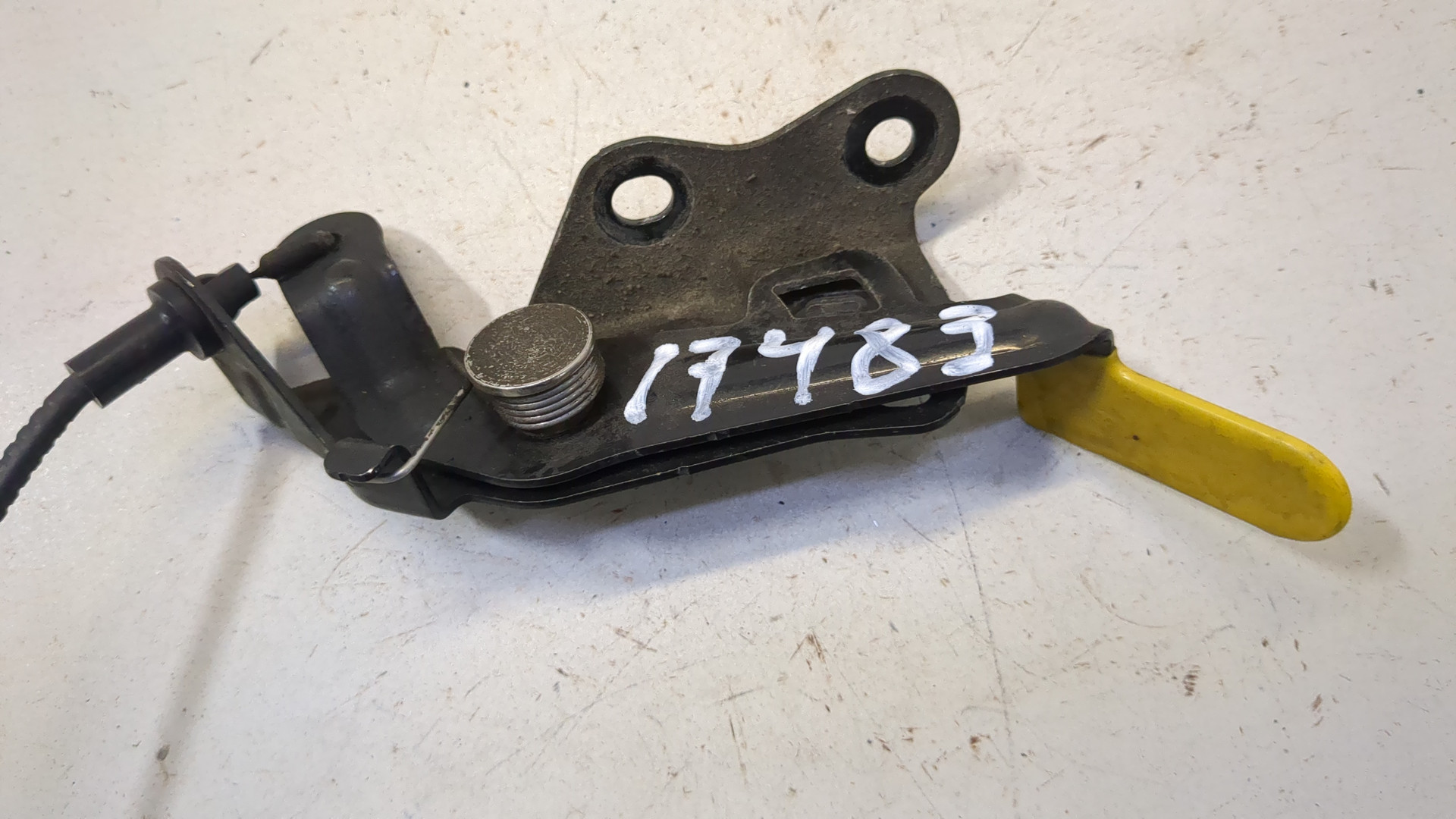 Замок капота