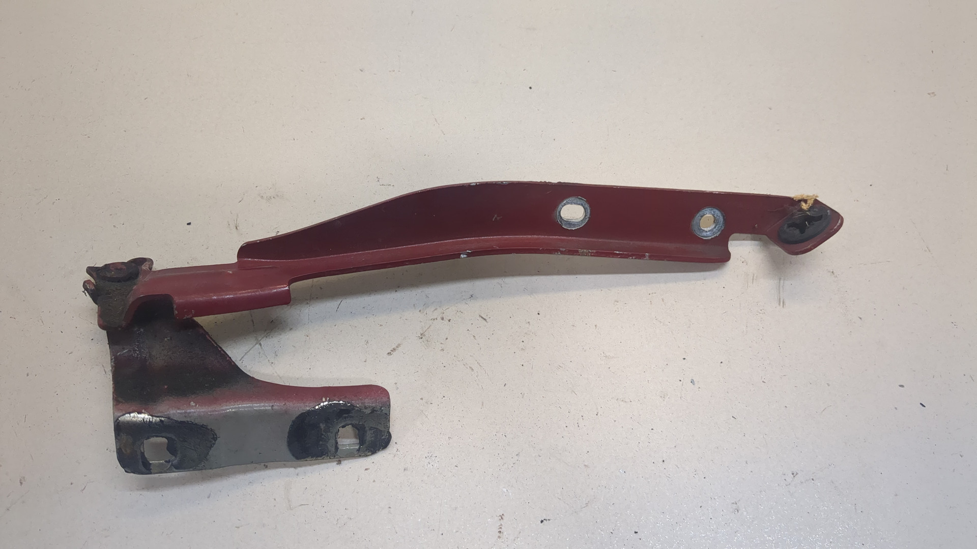 Петля капота левая