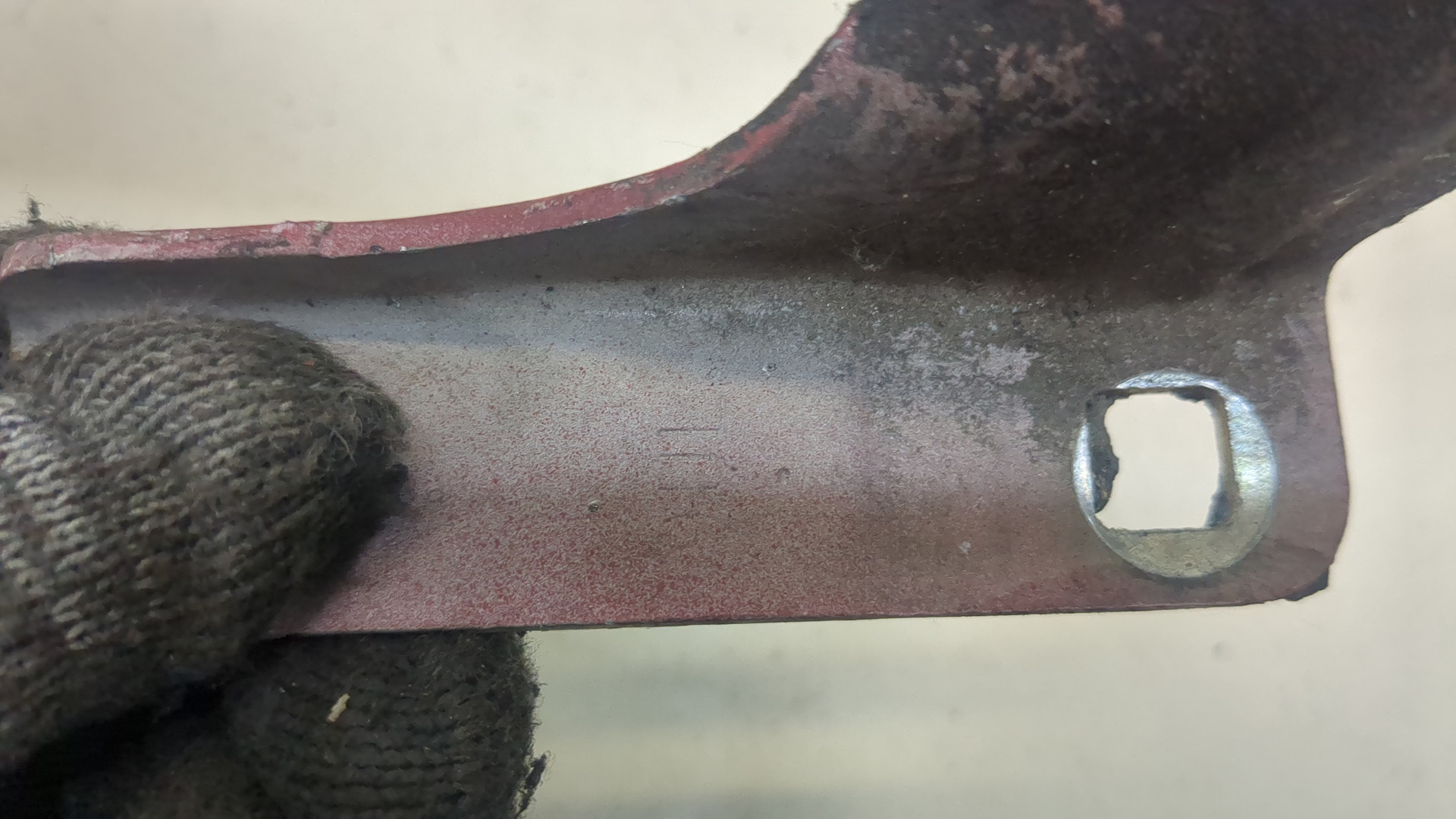 Петля капота левая