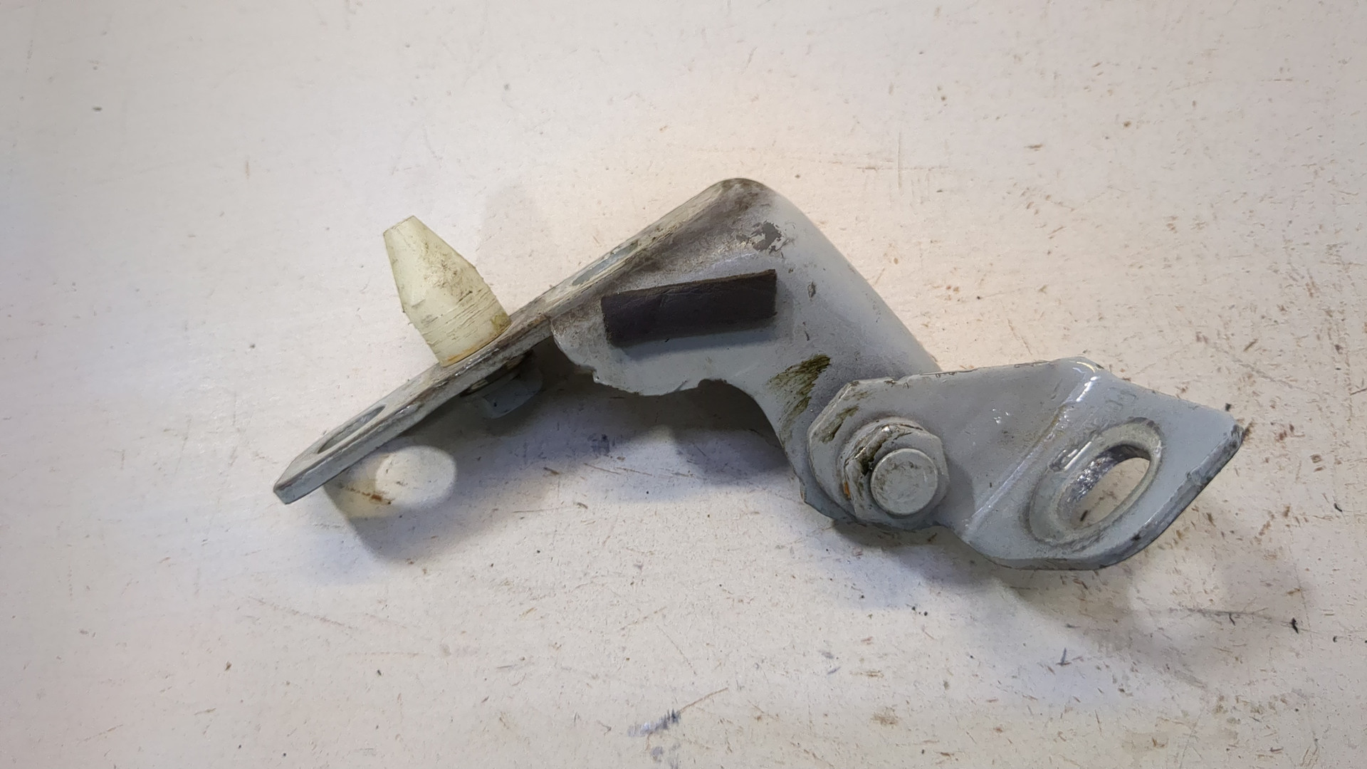 Петля двери