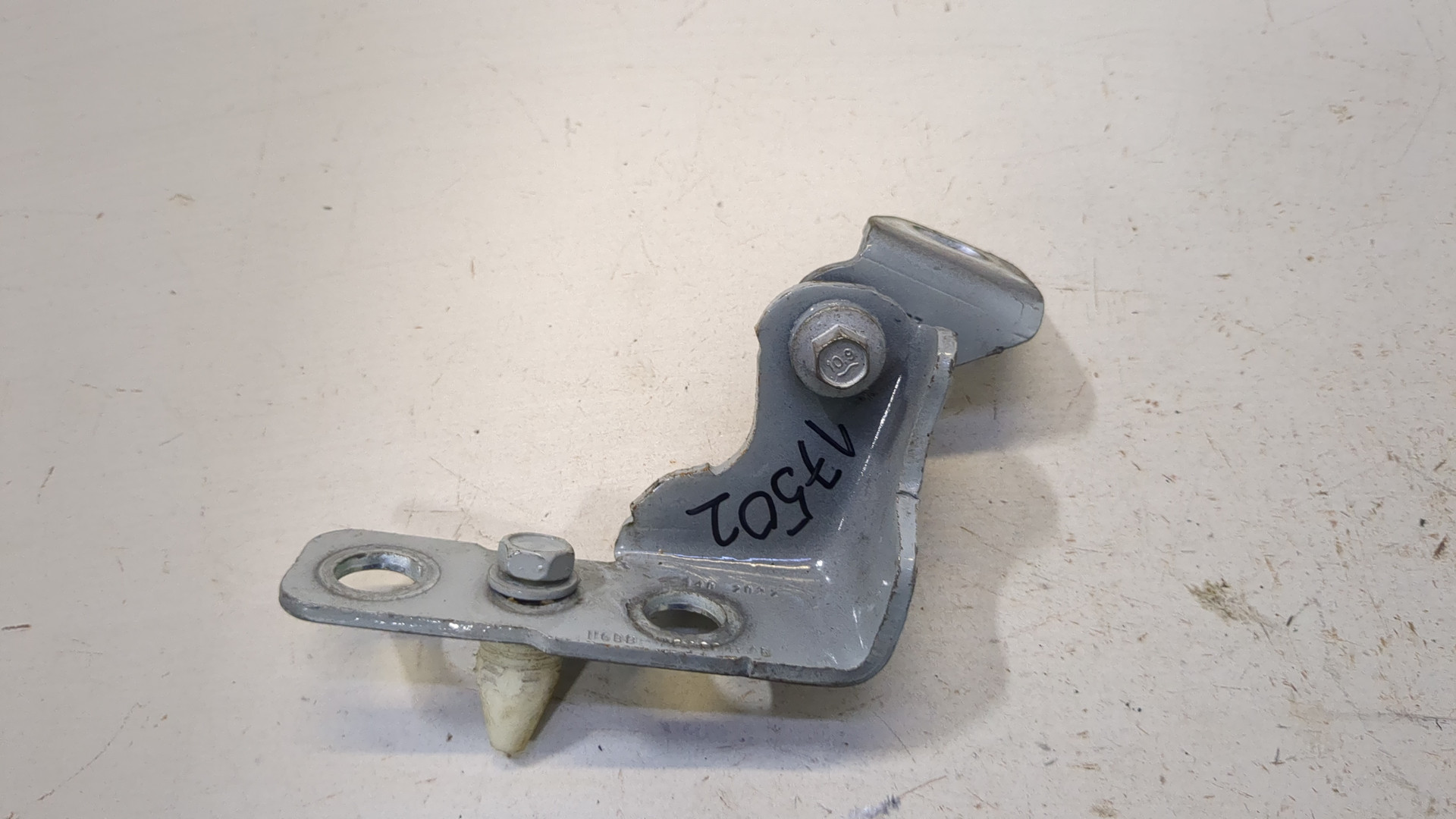 Петля двери