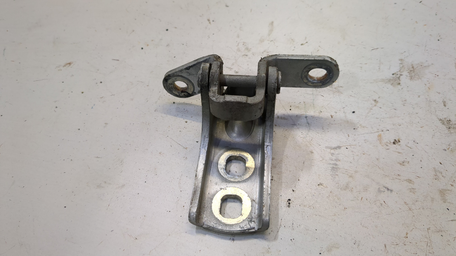 Петля двери