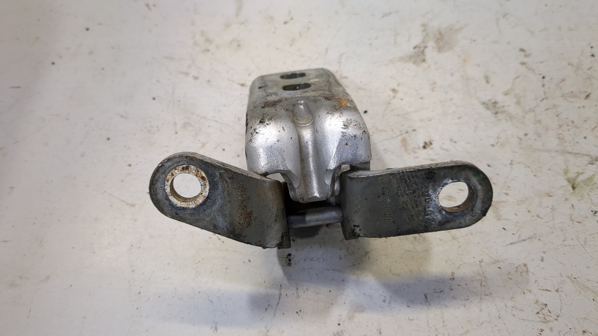 Петля двери