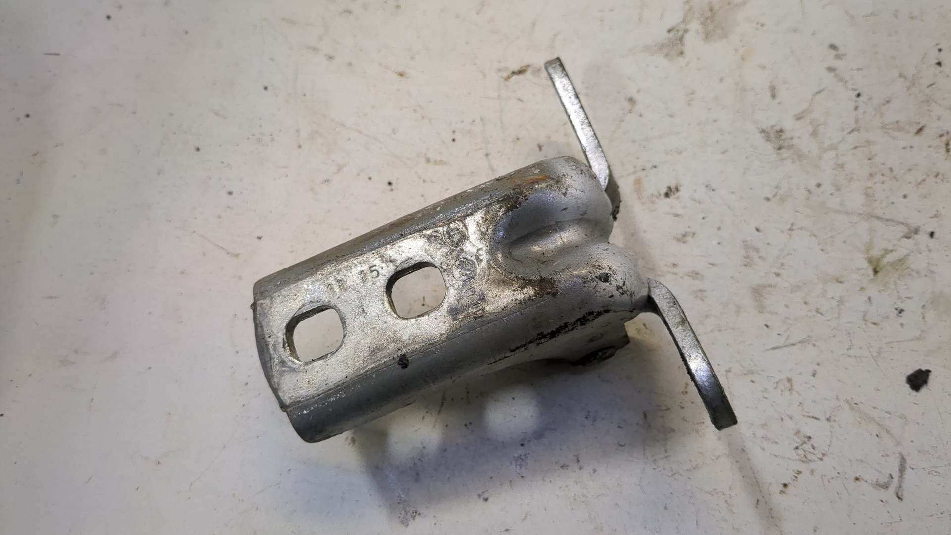 Петля двери