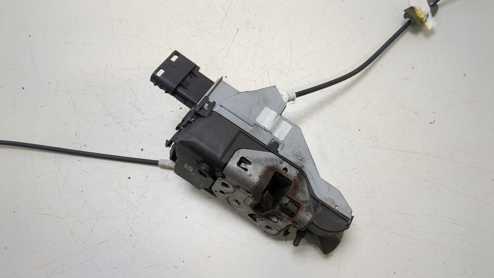 Замок двери передней правой