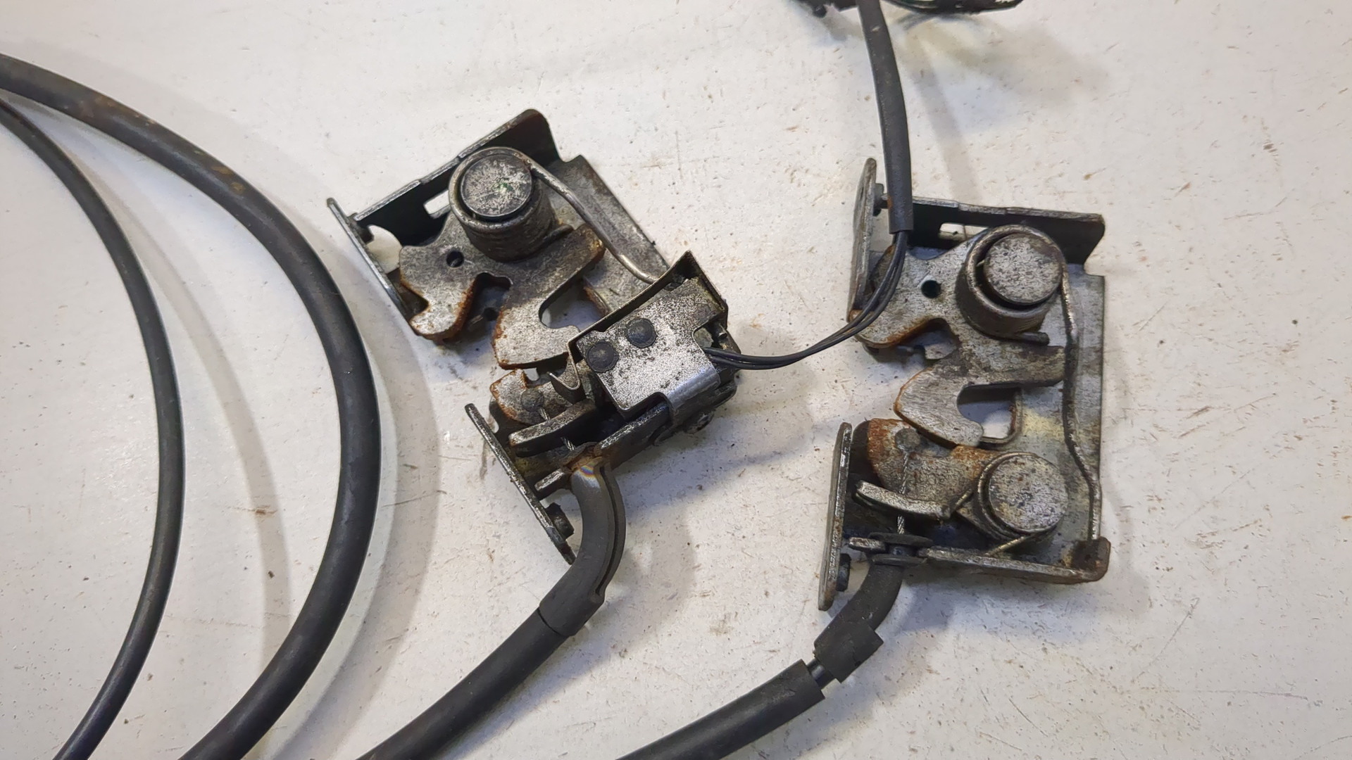 Замок капота