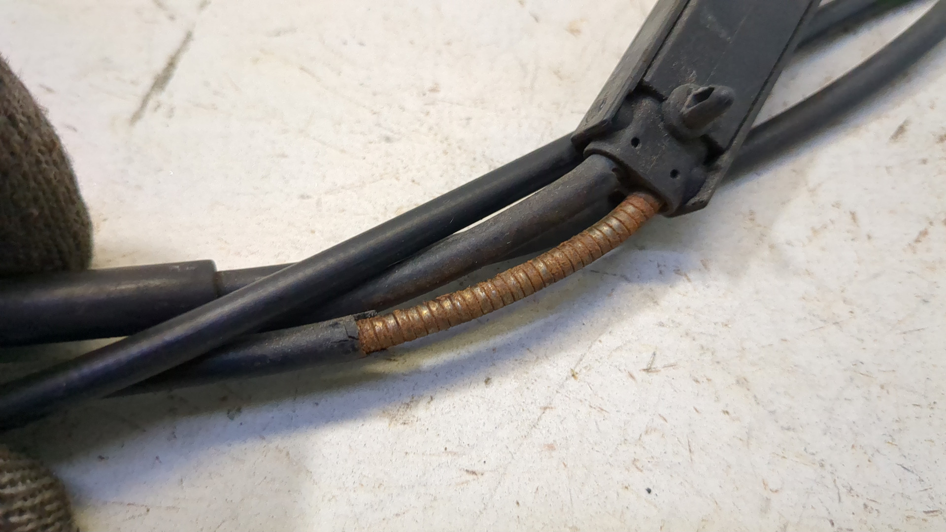 Замок капота