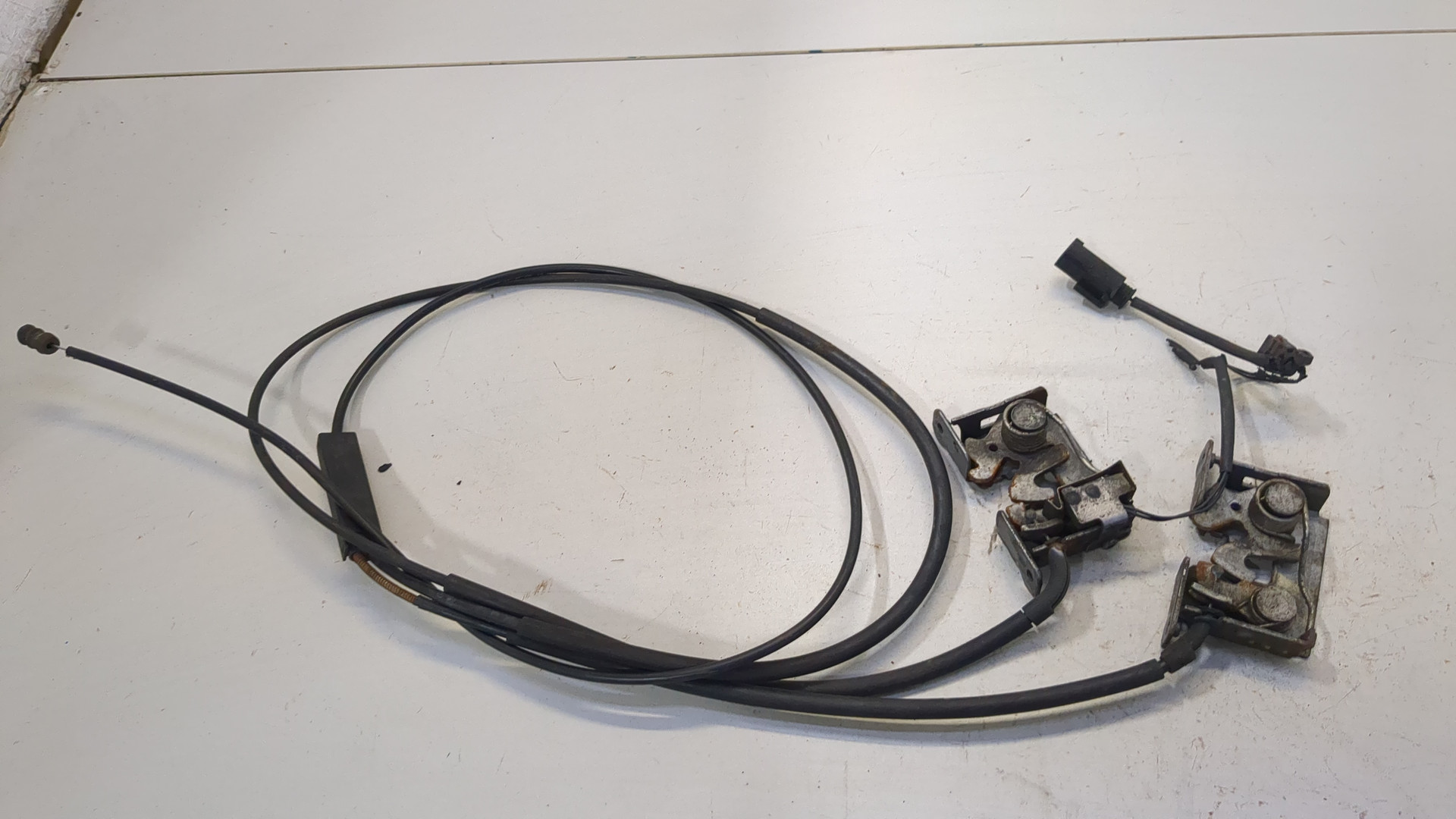 Замок капота