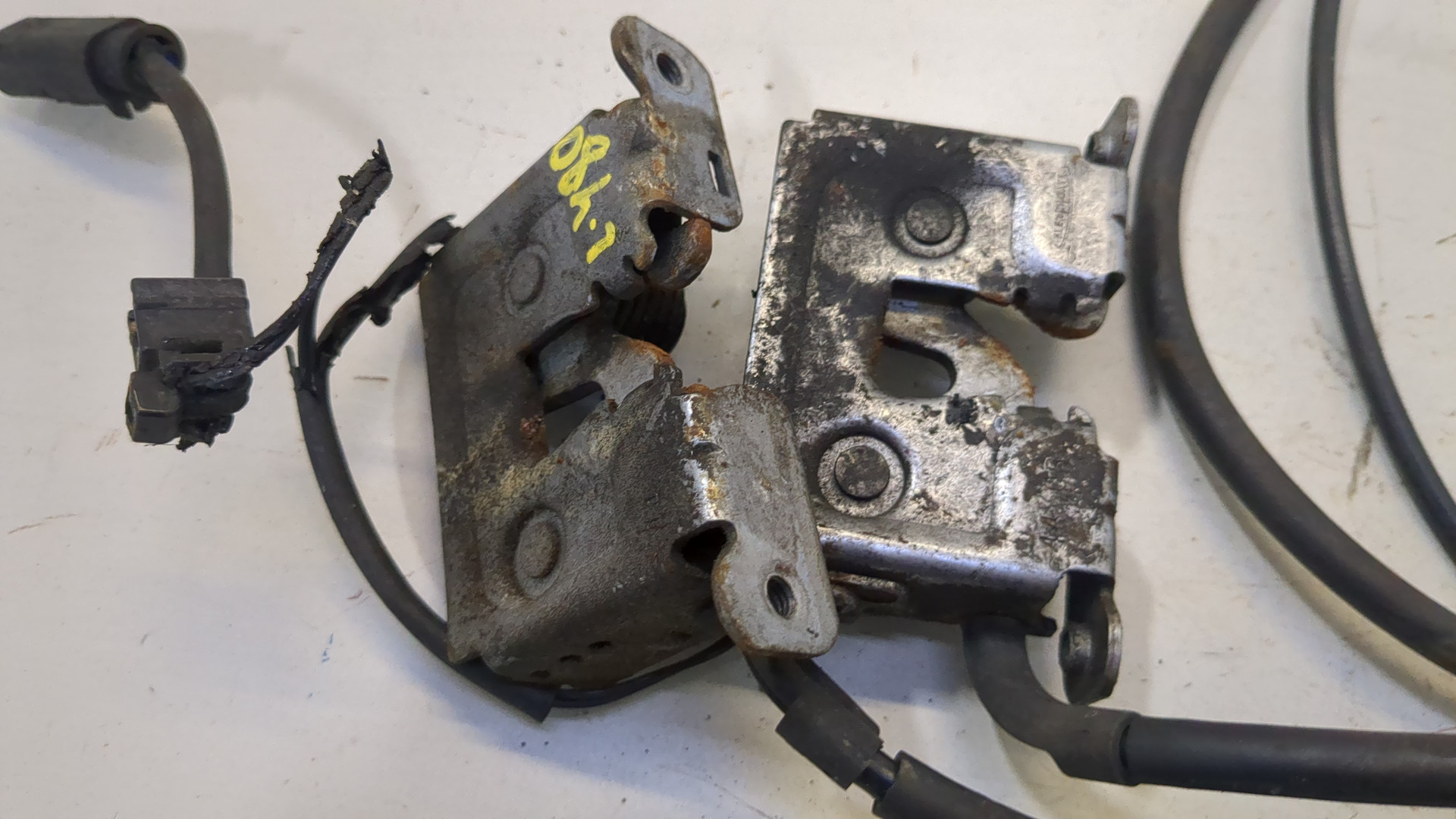 Замок капота