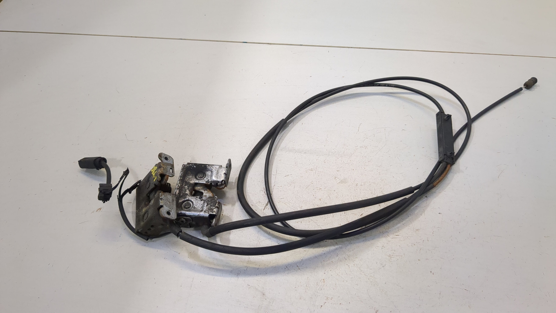 Замок капота