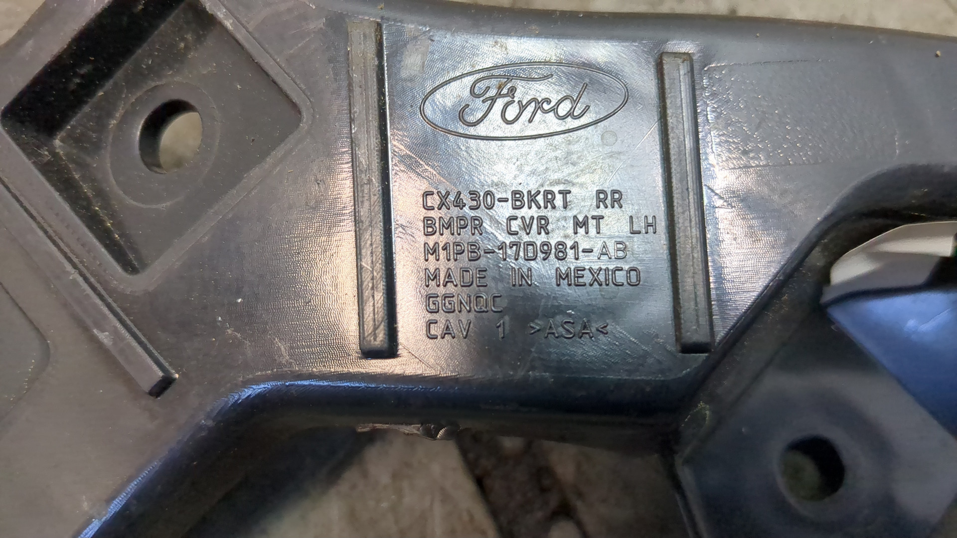 Кронштейн заднего бампера левый