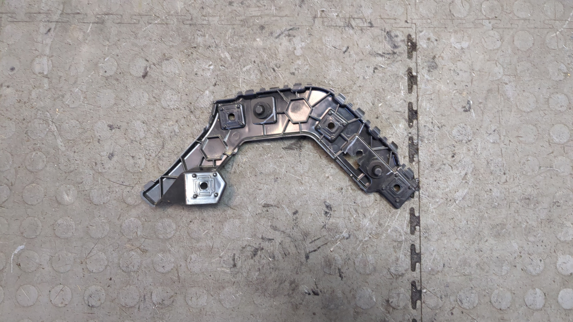 Кронштейн заднего бампера левый