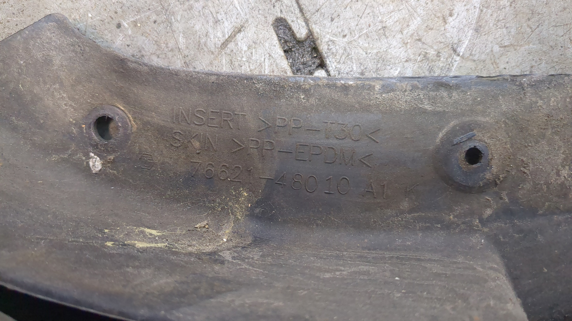 Брызговик передний правый