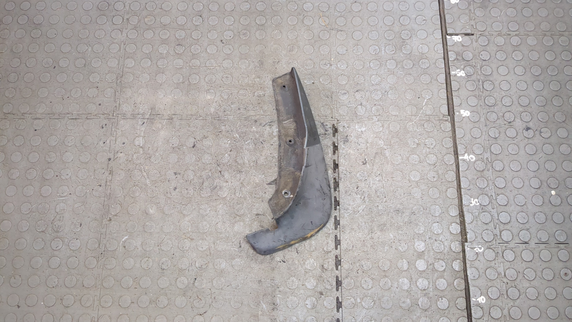 Брызговик передний правый