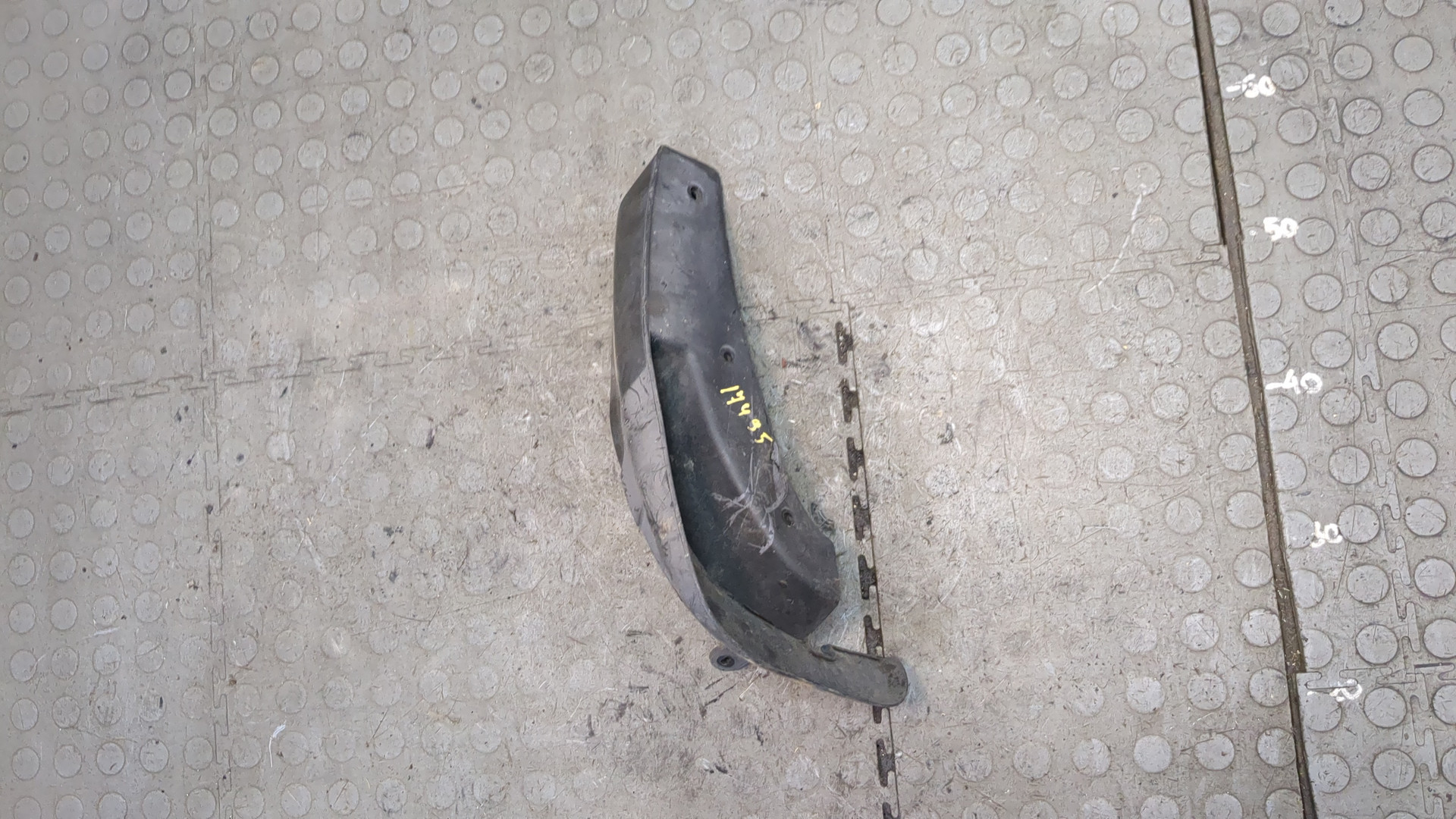 Брызговик передний правый