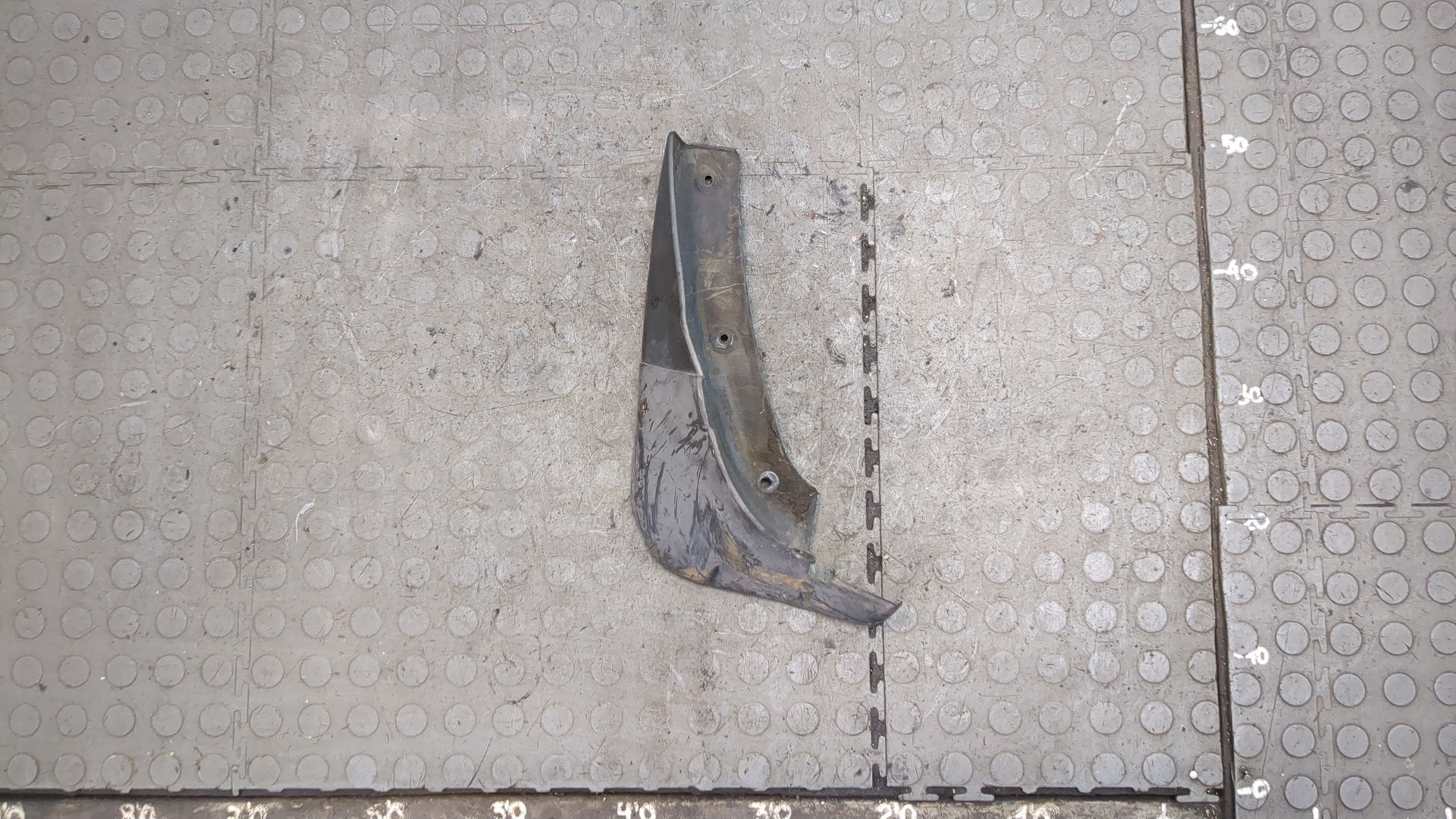 Брызговик передний левый